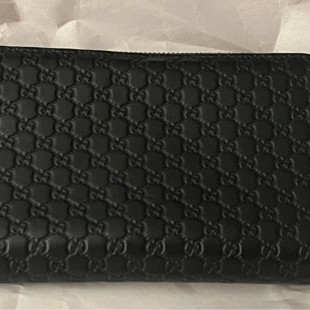 EUC Gucci women’s zip around Black Embossed Leather Wallet - Picture 2 of 16